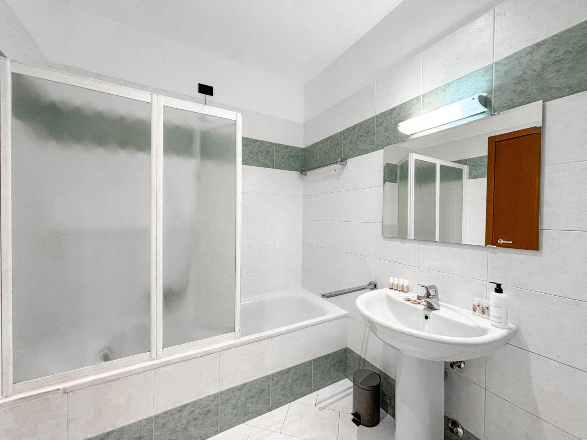 Bilocale Con Terrazzo E Box Auto Su Richiesta Appartement Como Buitenkant foto